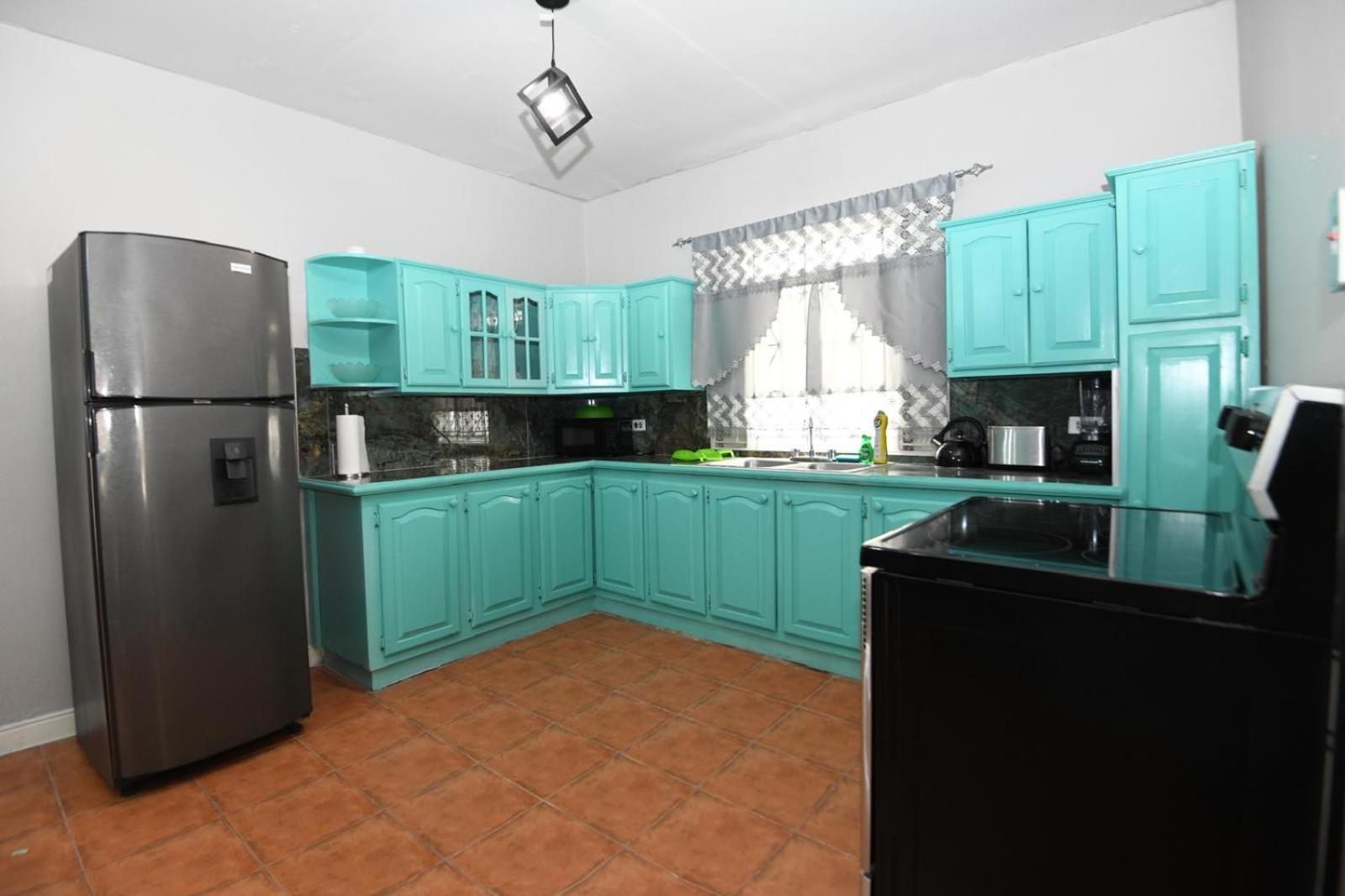 Cozy 2 Bedroom Townhouse In Gated Community, Kgn8 Newly Installed Solar Hot Water System Kingston Extérieur photo