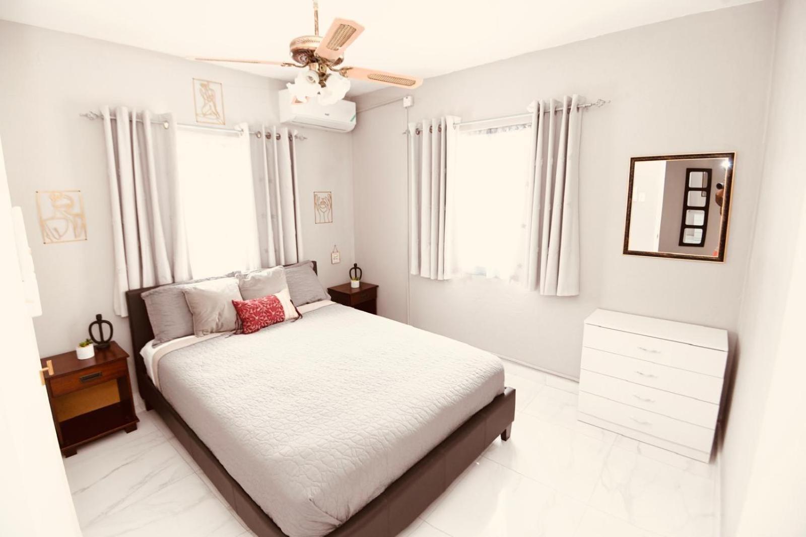 Cozy 2 Bedroom Townhouse In Gated Community, Kgn8 Newly Installed Solar Hot Water System Kingston Extérieur photo